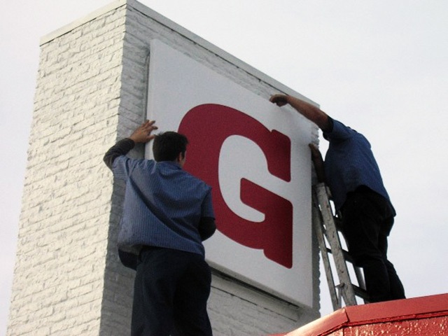Sign Removal of aluminum panel